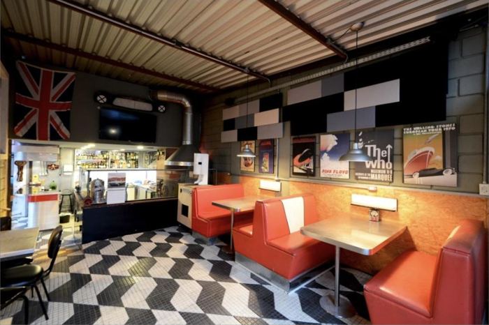 Lanchonete estilo diner americano com bancos vermelhos