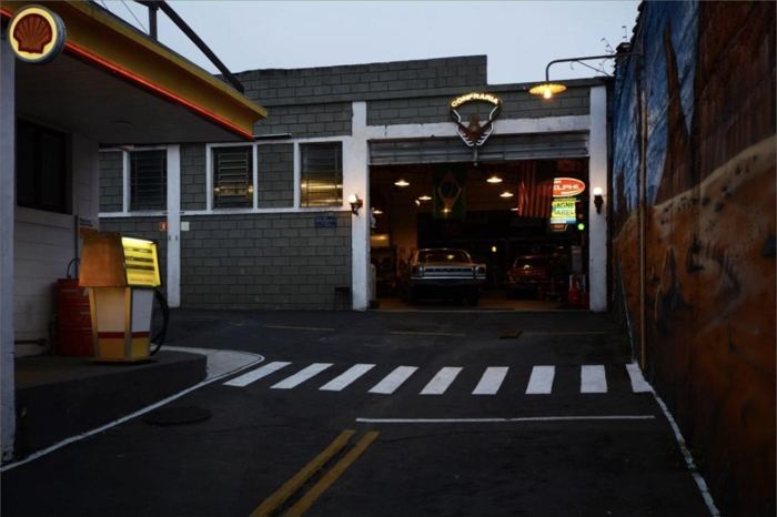 Entrada da Confraria V8 com bomba de gasolina antiga