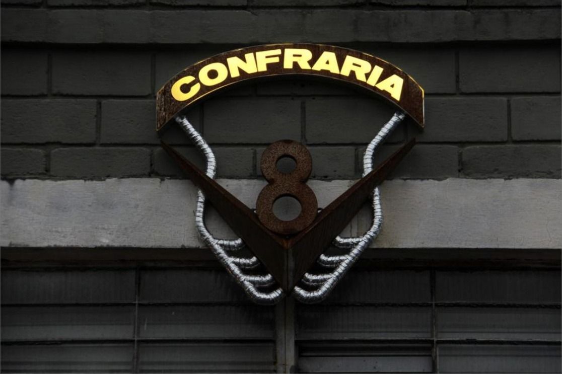 Letreiro luminoso da Confraria V8, em formato de motor V8