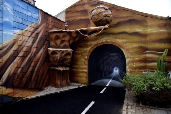 Corredor com mural 3D de um túnel no deserto