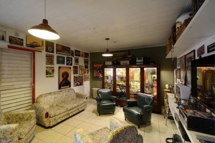 Sala de estar com pôsteres